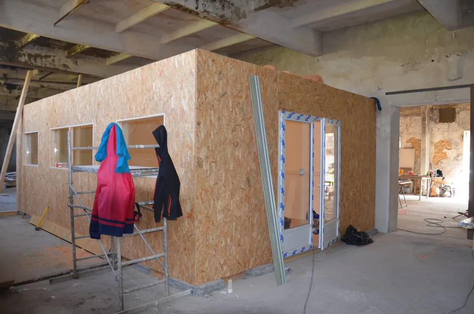 Un atelier en ossature bois construit à l’intérieur du bâtiment industriel