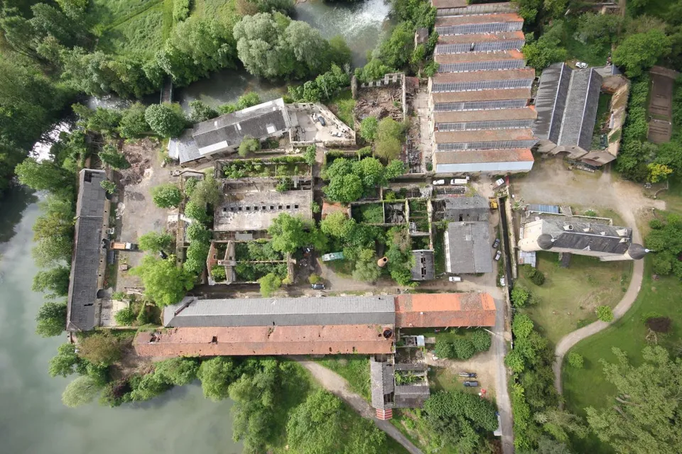 Vue aérienne de l’ancienne filature, entre les arbres et le Clain